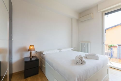 Navigli 6A| Apartment for 2 with one bedroom, living room, kitchen, balcony and bathroom with shower. With Wi-Fi, TV and air conditioning - HB Hall, flats in the centre of Milan.