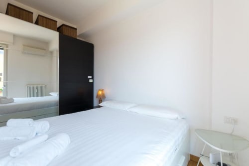 Navigli 6A| Apartment for 2 with one bedroom, living room, kitchen, balcony and bathroom with shower. With Wi-Fi, TV and air conditioning - HB Hall, flats in the centre of Milan.