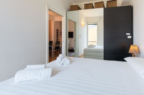 Navigli 6A| Apartment for 2 with one bedroom, living room, kitchen, balcony and bathroom with shower. With Wi-Fi, TV and air conditioning - HB Hall, flats in the centre of Milan.