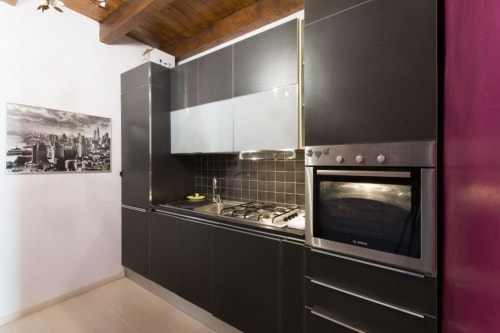 Navigli 7| Apartment for 4 with one bedroom, living room with sofa bed, kitchen, balcony and bathroom with shower. With Wi-Fi, TV and air conditioning - HB Hall, flats in the centre of Milan.