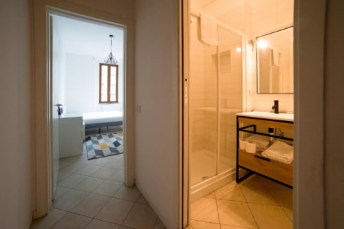 Navigli 30| Apartment for 2 with bedroom, living room, open-plan kitchen and bathroom with shower. With Wi-Fi, TV and air conditioning - HB Hall, flats in the centre of Milan.