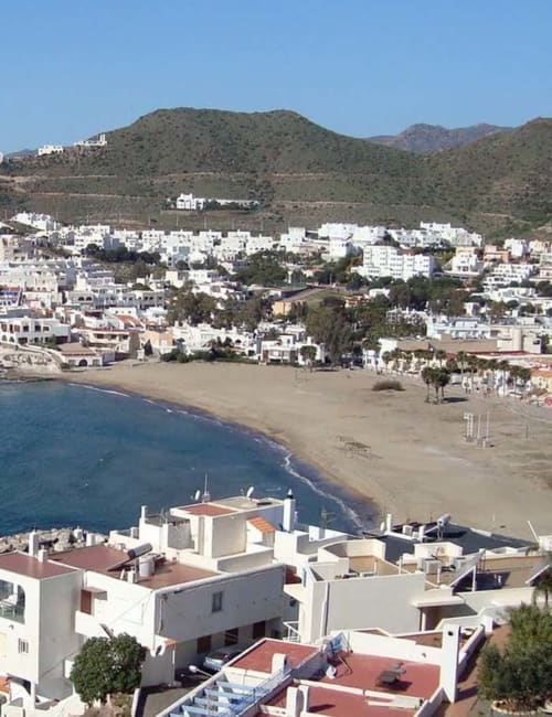 Hotel El Faro De Los Genoveses con vistas a playa de arena y pueblo blanco de San José, Almería, España