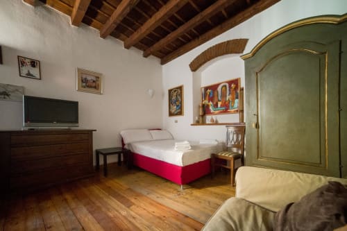 Navigli 2| Studio apartment for 2 with a sofa bed in the living room, kitchenette and bathroom with shower. With Wi-Fi, TV and air conditioning - HB Hall, flats in the centre of Milan.