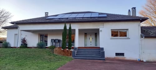 Belle maison blanche avec panneaux solaires et jardin soigné du Chez Anne Marie B&B à Beausemblant, France