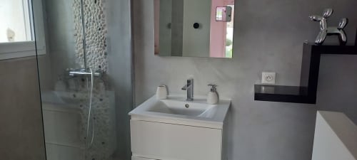 Salle de bains moderne au gîte Chez Anne Marie à Beausemblant avec lavabo blanc, miroir et douche vitrée