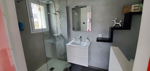 Salle de bain moderne à la Maison d'hôtes Chez Anne Marie à Beausemblant avec lavabo blanc, douche vitrée et miroirs