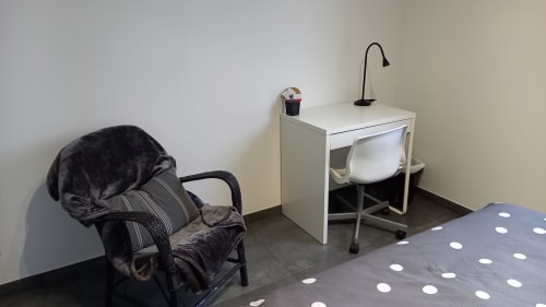Chambre du Beausemblant B&B avec bureau, chaise et lit à pois