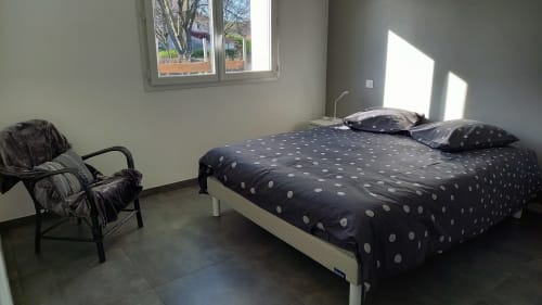 Chambre moderne au Chez Anne Marie B&B à Beausemblant avec lit queen, literie à pois noirs et vue sur le jardin