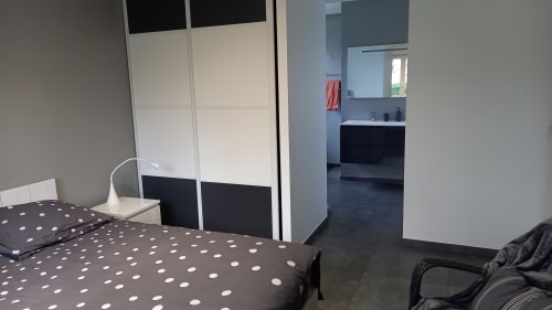 Chambre moderne au Chez Anne Marie B&B à Beausemblant avec linge à pois, armoire coulissante et salle de bain attenante.