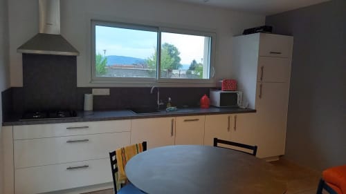 Cuisine moderne du gîte Chez Anne Marie à Beausemblant, avec coin repas et vue sur le jardin