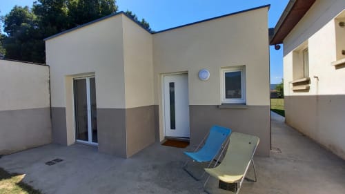 Façade du gîte Chez Anne Marie avec patio, chaises longues et vue sur le jardin à Beausemblant