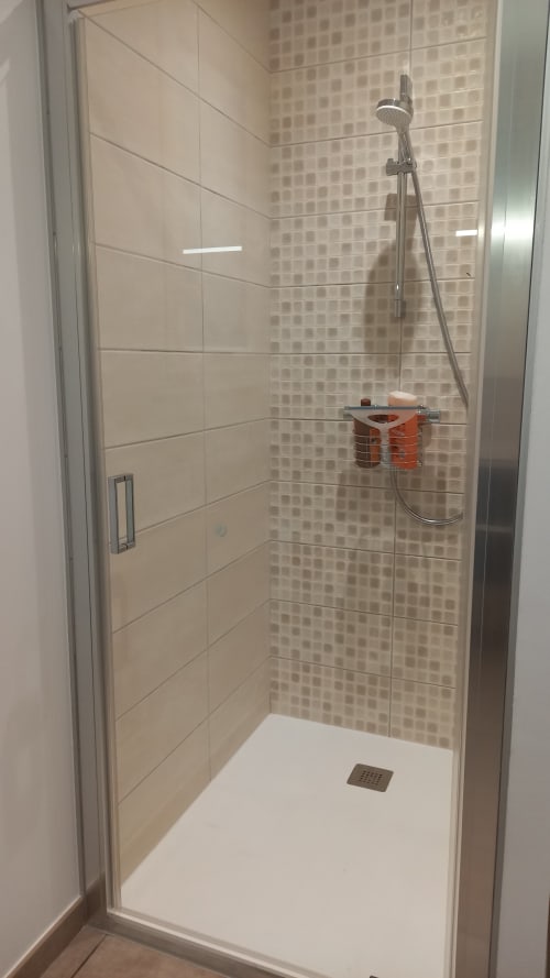 Douche à l'italienne moderne avec carrelage en mosaïque et pomme de douche pluie au gîte Chez Anne Marie