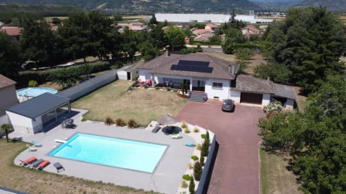 Chez Anne Marie B&B à Beausemblant avec piscine moderne, terrasse et maison blanche entourée de verdure