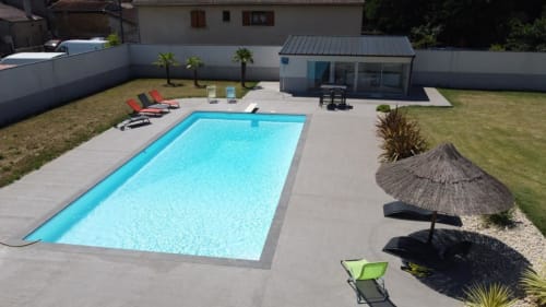 Piscine et terrasse du Chez Anne Marie BnB à Beausemblant avec transats et parasols