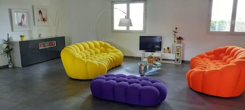 Salon moderne et coloré avec canapés nuages gonflables jaunes, violets et oranges chez Chez Anne Marie B&B à Beausemblant, France