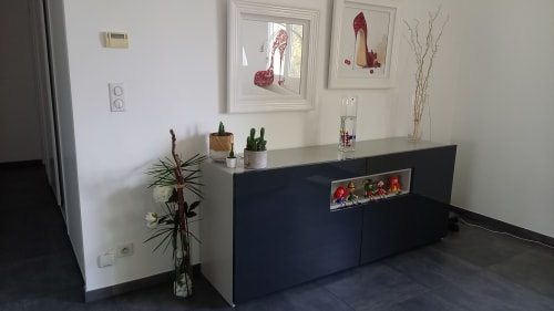 Réception moderne du gîte Chez Anne Marie à Beausemblant, agrémentée de plantes décoratives et d'une œuvre d'art représentant un talon rouge