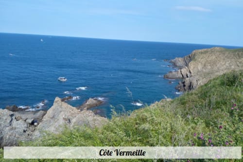 Côte rocheuse spectaculaire et mer Méditerranée turquoise à la Côte Vermeille près de Vernet-les-Bains
