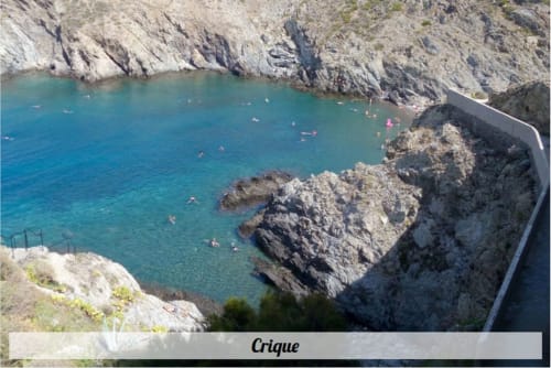 Crique aux eaux turquoise, falaises rocheuses et baigneurs près de Vernet-les-Bains