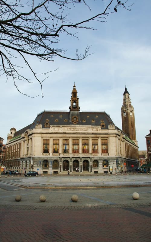 Bâtiment historique en pierre aux ornements architecturaux raffinés et tour horloge à Marcinelle, Belgique près de la Résidence Mantekila