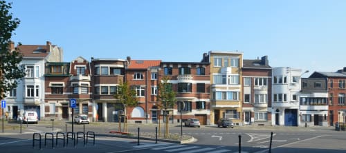 Résidence Mantekila B&B à Marcinelle, Belgique - maisons de maître historiques aux façades colorées sur une place arborée