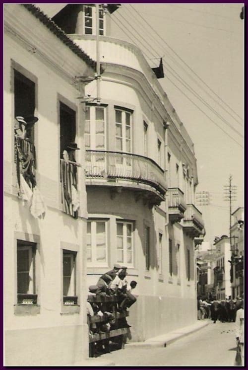 Fachada histórica branca da pousada Patio Da Villa em Coruche, Portugal com varandas curvas de estilo colonial