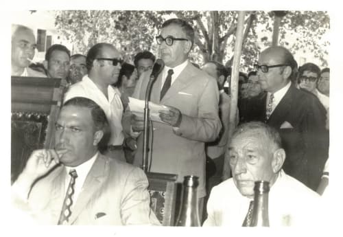 Fotografia histórica em preto e branco de homens em encontro ao ar livre, Pátio da Villa Coruche Casa de Hóspedes