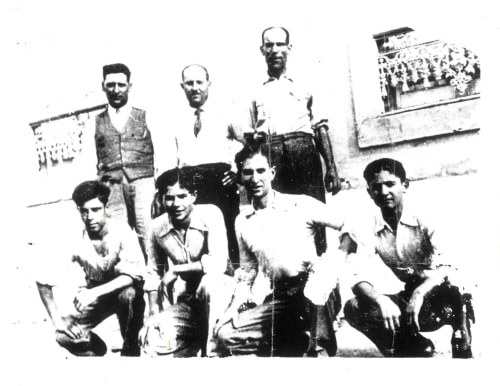 Foto de grupo em preto e branco vintage da equipa do Patio Da Villa, hospedaria em Coruche, Portugal