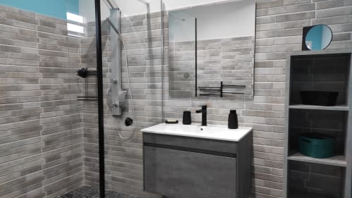 Salle de bain moderne à la villa Kaz A Bibi à Sainte-Rose avec carrelage gris, équipements noirs, vasque blanche et douche vitrée