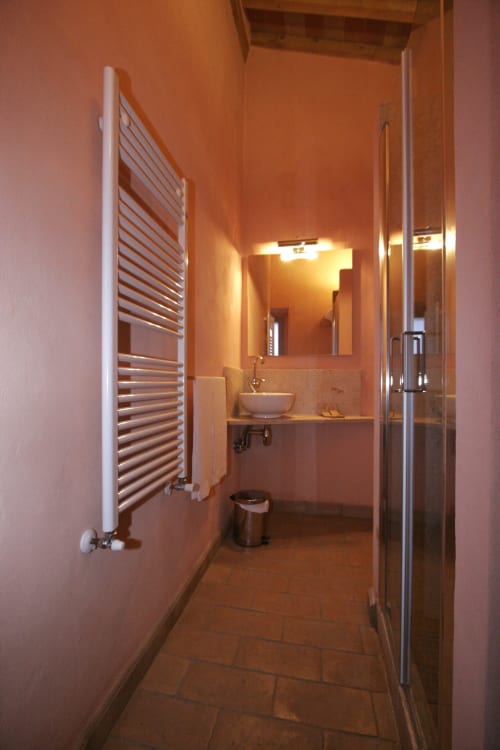 Bagno moderno a La Locanda del Vino Nobile a Montepulciano con scaldasalviette, lavabo d'appoggio e doccia walk-in