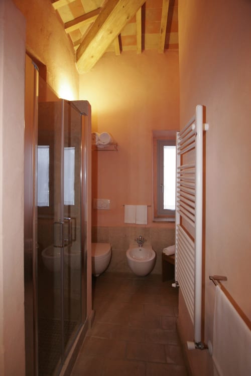 Moderno bagno a La Locanda del Vino Nobile, Montepulciano con doccia, WC, bidet e scaldasalviette