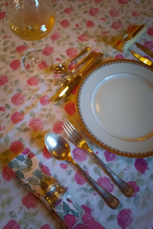 Table d’hôtes gastronomique en Dordogne – détail d’assiette et verre de vin au Domaine de Labrousse en Périgord