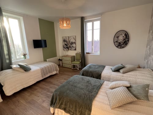 Familienzimmer im Château Ségot mit zwei Betten, Fernseher und Gartenblick in Neuilly-le-Réal, Frankreich