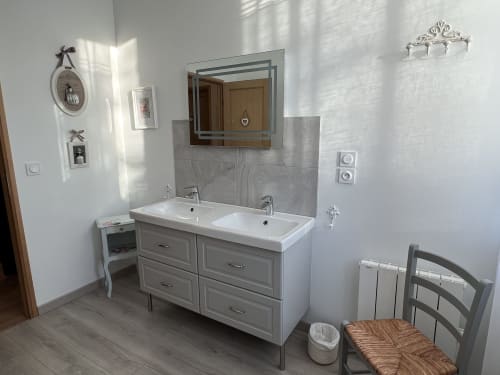 Modernes Badezimmer im Familienzimmer des Château Ségot mit Doppelwaschbecken, grauer Fliesenrückwand und gemeinsamen Einrichtungen