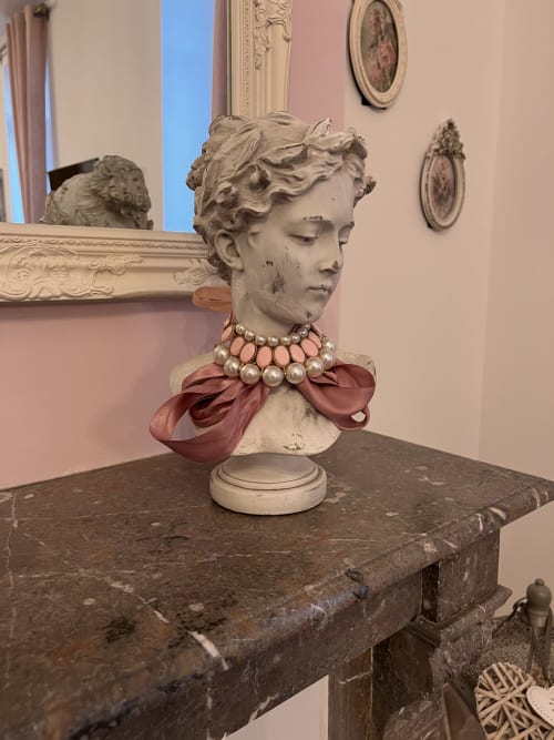 Dekorative Büste mit rosa Korallenperlen und Schleife im Gabrielle-d'Estrées-Zimmer des Château Ségot, Neuilly-le-Réal