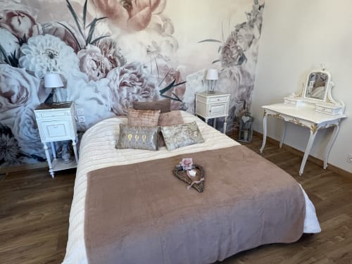 Gabrielle d'Estrées Zimmer im Château Ségot mit Blumentapete, Queen-Bett, weißem Mobiliar und elegantem Frisiertisch