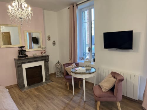 Gabrielle d'Estrées Zimmer im Château Ségot in Neuilly-le-Réal mit Sitzbereich, Kamin und Flachbildfernseher