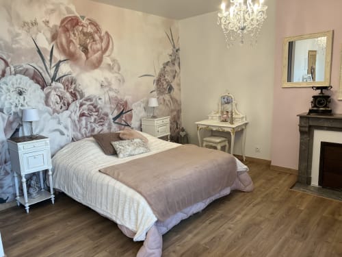 Schlafzimmer von Gabrielle d'Estrées im Château Ségot in Neuilly-le-Réal mit Blumenwandmalerei, Doppelbett, Kronleuchter und Kamin