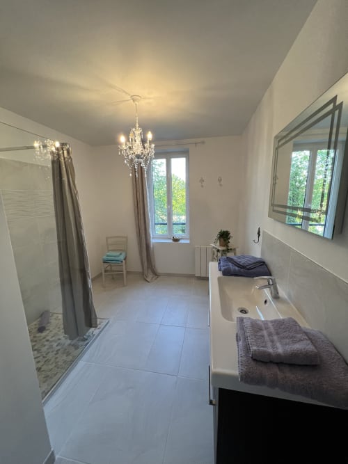 Gabrielle-Robinne-Zimmer im Château Ségot mit modernem Bad, Kronleuchter, Gartenfenster und Duschkabine