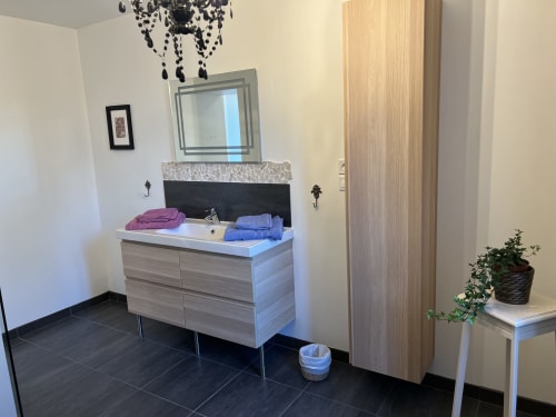 Modernes Badezimmermöbel mit Handtüchern im Gabrielle-Chanel-Zimmer des Château Ségot, Neuilly-le-Réal