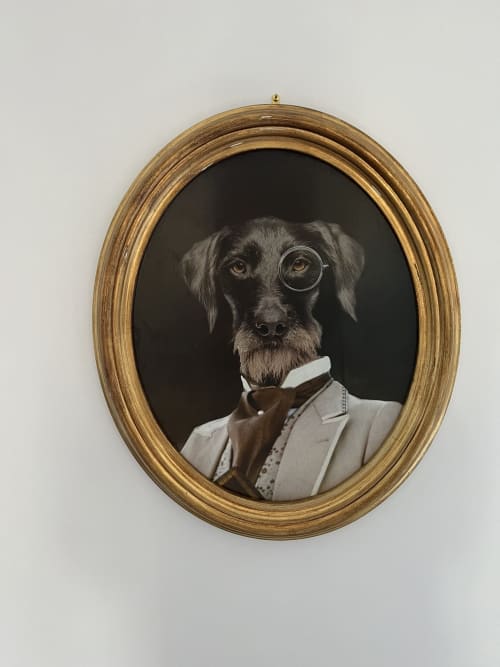 Porträt eines Hundes mit Monokel und formaler Kleidung in goldenem ovalem Rahmen im Château Ségot