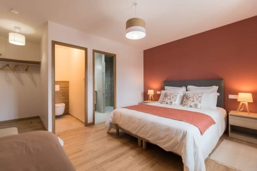 Chambre moderne à La Vallee Joly B&B au Vast : lit queen, salle de bains privée et touches terre cuite chaleureuses