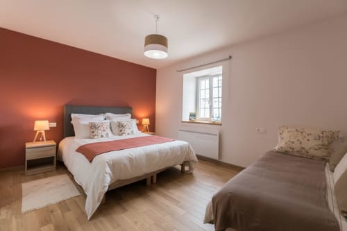 Chambre moderne à La Vallee Joly B&B au Vast avec mur accent terre cuite, lit queen-size et lit jumeau