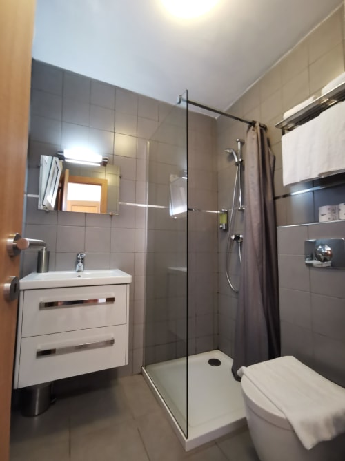 Salle de bain moderne à la Résidence Saint Michel à L'île Rousse avec douche, lavabo et toilettes