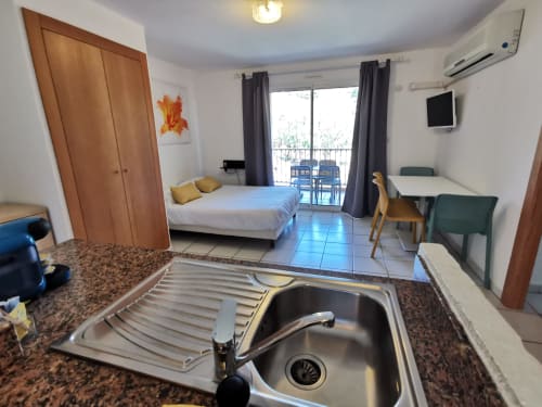 Appartement moderne à la Résidence Saint Michel à L'île Rousse avec kitchenette, lit, salle à manger et balcon avec vue mer