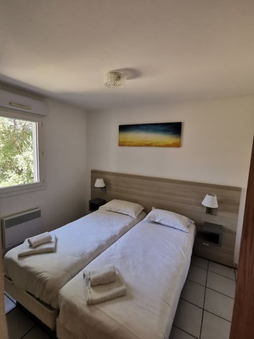 Lits jumeaux à la Résidence Saint Michel, L'île Rousse - appartement lumineux avec climatisation, TV écran plat et équipements modernes