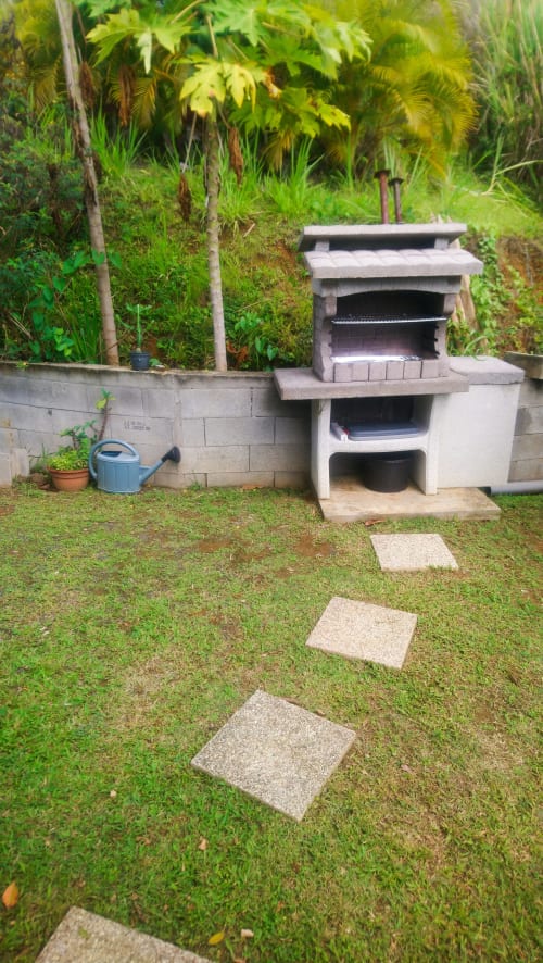 Jardin de la Villa Tourmaline avec four à pizza en briques, pas japonais et plantes tropicales à Le Lorrain, Martinique