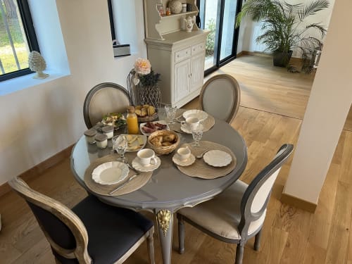 Élégante salle à manger du Château Ségot B&B avec table ronde dressée pour le service de thé et décor classique