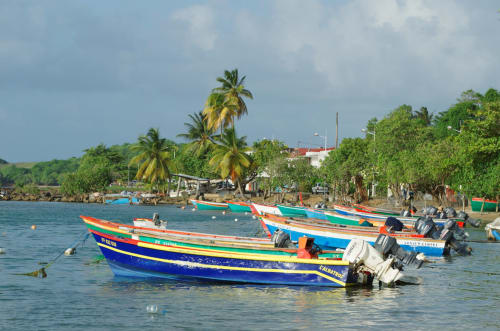 Bateaux de pêche colorés ancrés dans les eaux turquoise près de la Villa Tourmaline, Le Lorrain, Martinique