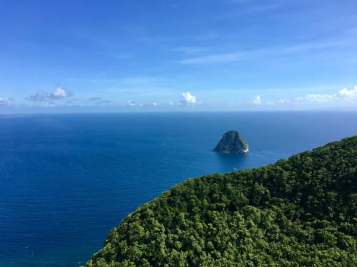 Vue côtière pittoresque de la Villa Tourmaline au Lorrain, Martinique, avec verdoyante colline dominant l'océan azur