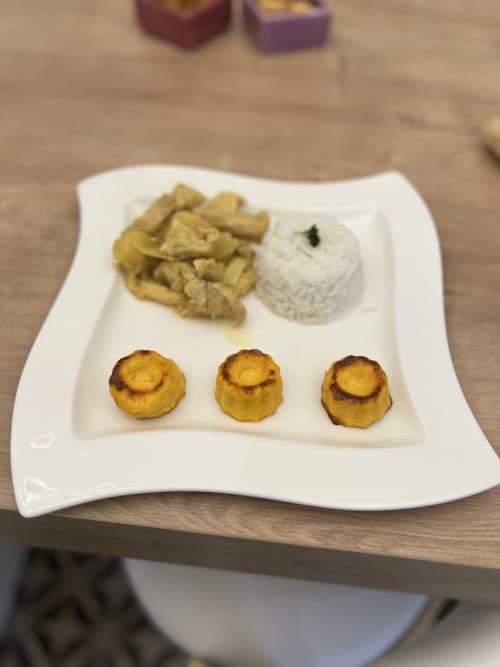 Mise en assiette au Château Ségot : artichauts, riz et trois feuilletés dorés sur porcelaine blanche